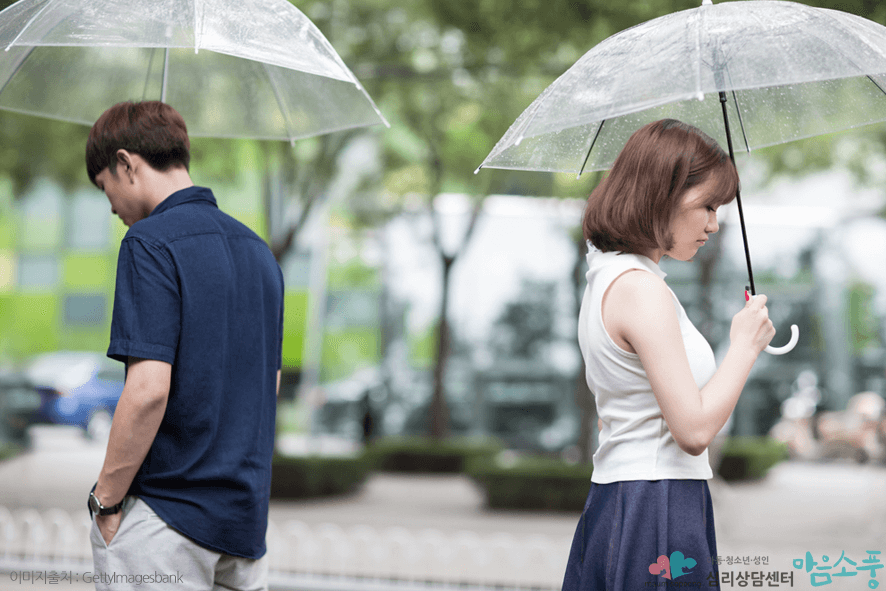 관계중독, 버림 받음에 의한 트라우마가 원인일 수 있습니다. 