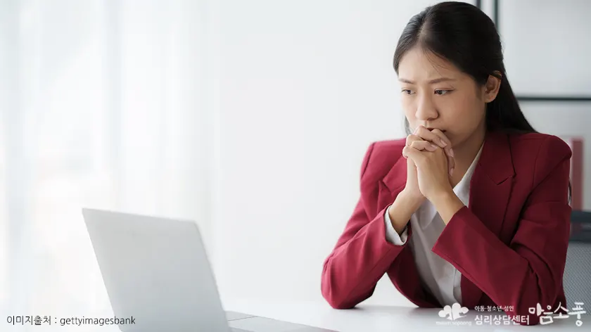 스마일마스크증후군의 일상 속 사례 | 웃는 게 익숙해졌는데, 진짜 감정을 잊어버린 것 같아요
